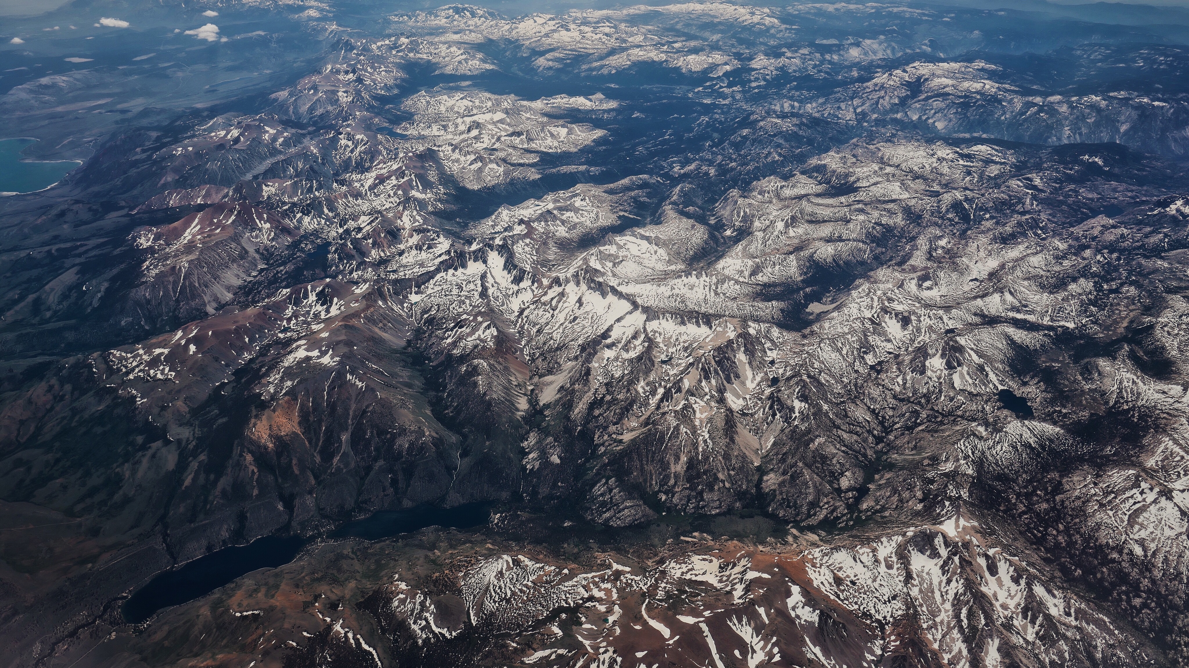 Free photo Mountain range view from an airplane