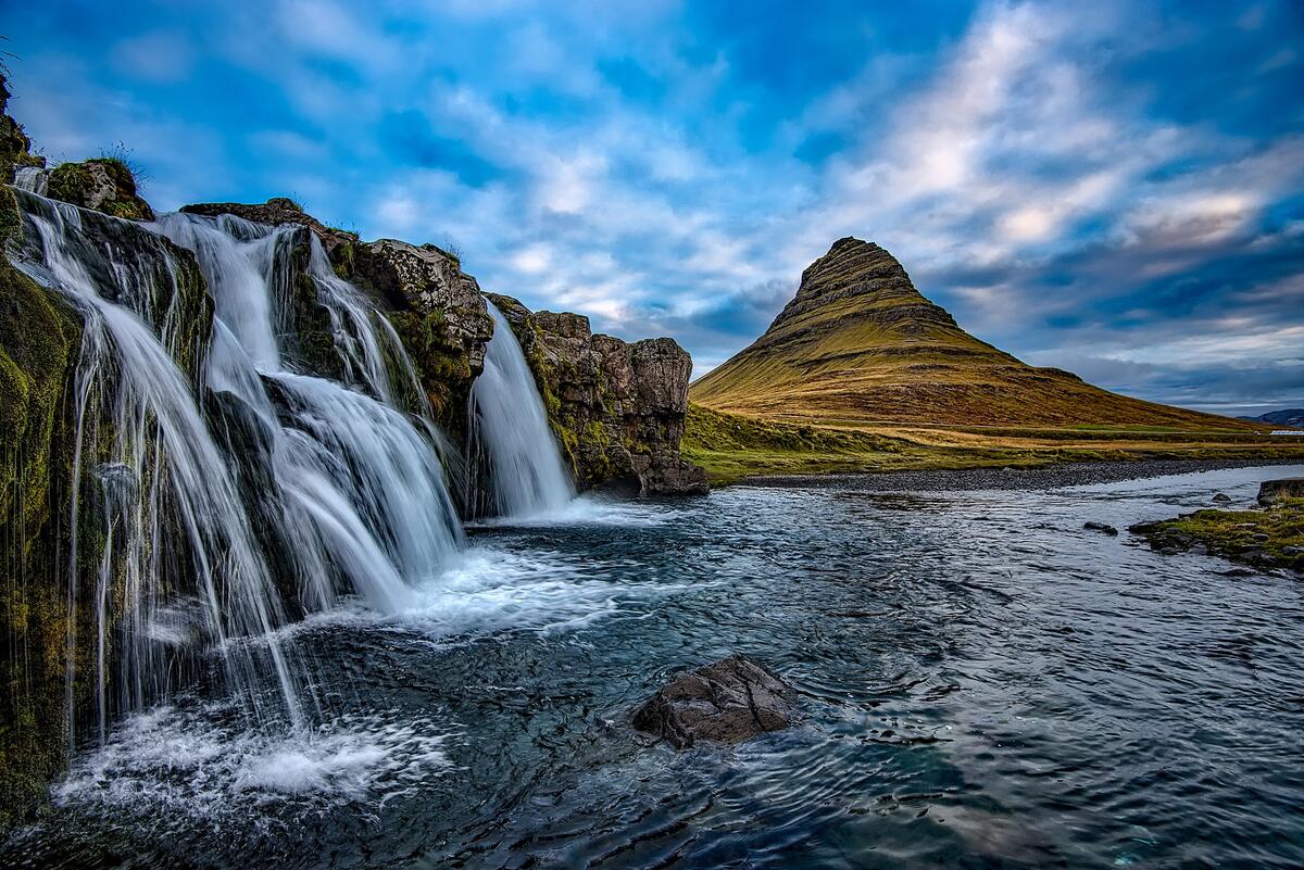 Небольшой водопад в Исландии