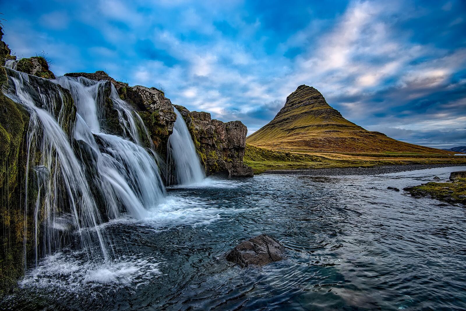 Бесплатное фото Небольшой водопад в Исландии