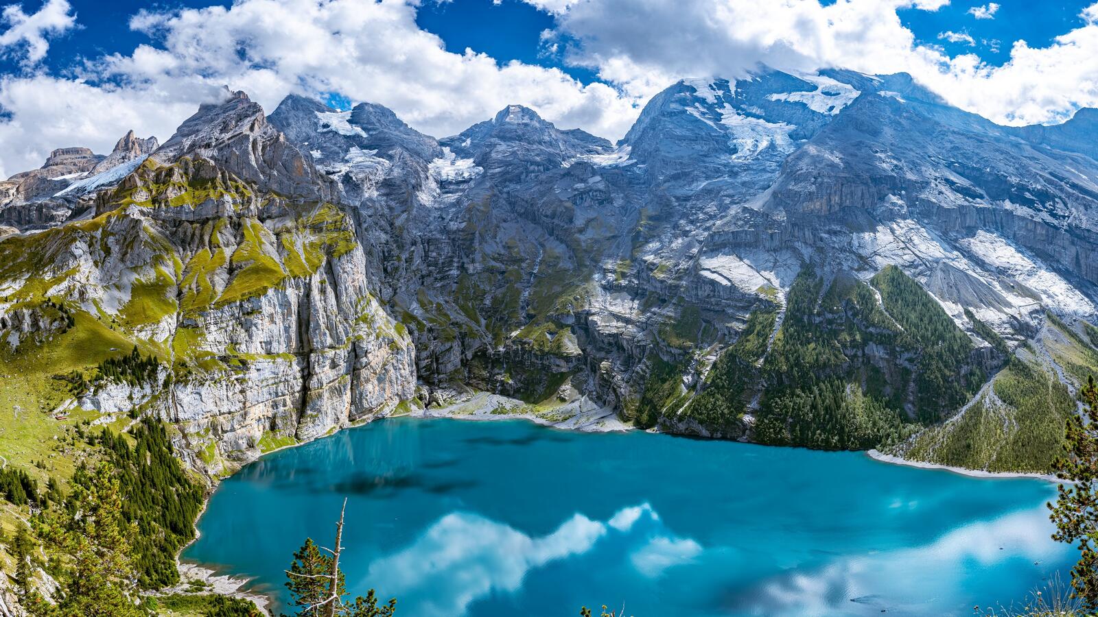 Бесплатное фото Большой голубое озеро среди гор