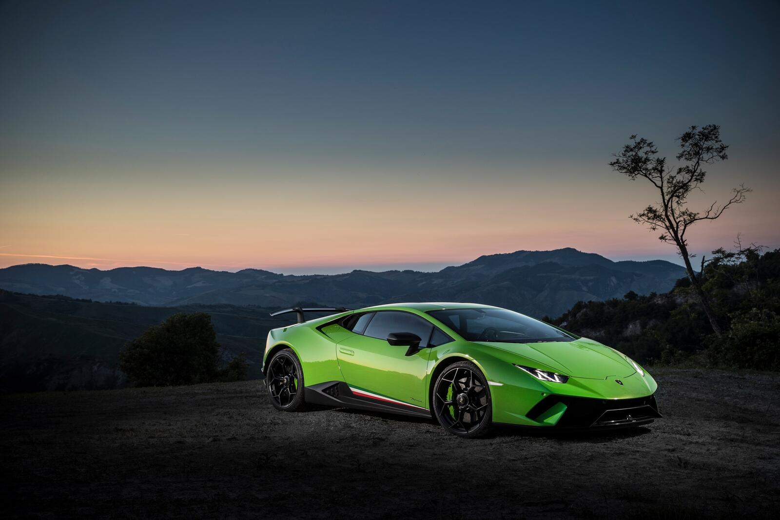 Бесплатное фото Салатовая Lamborghini Huracan на закате