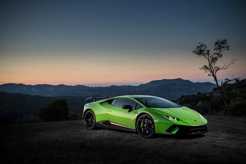 Салатовая Lamborghini Huracan на закате