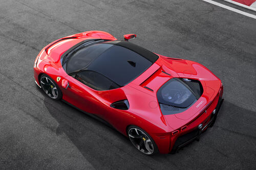 Красная Ferrari SF90 Stradale 2019 года