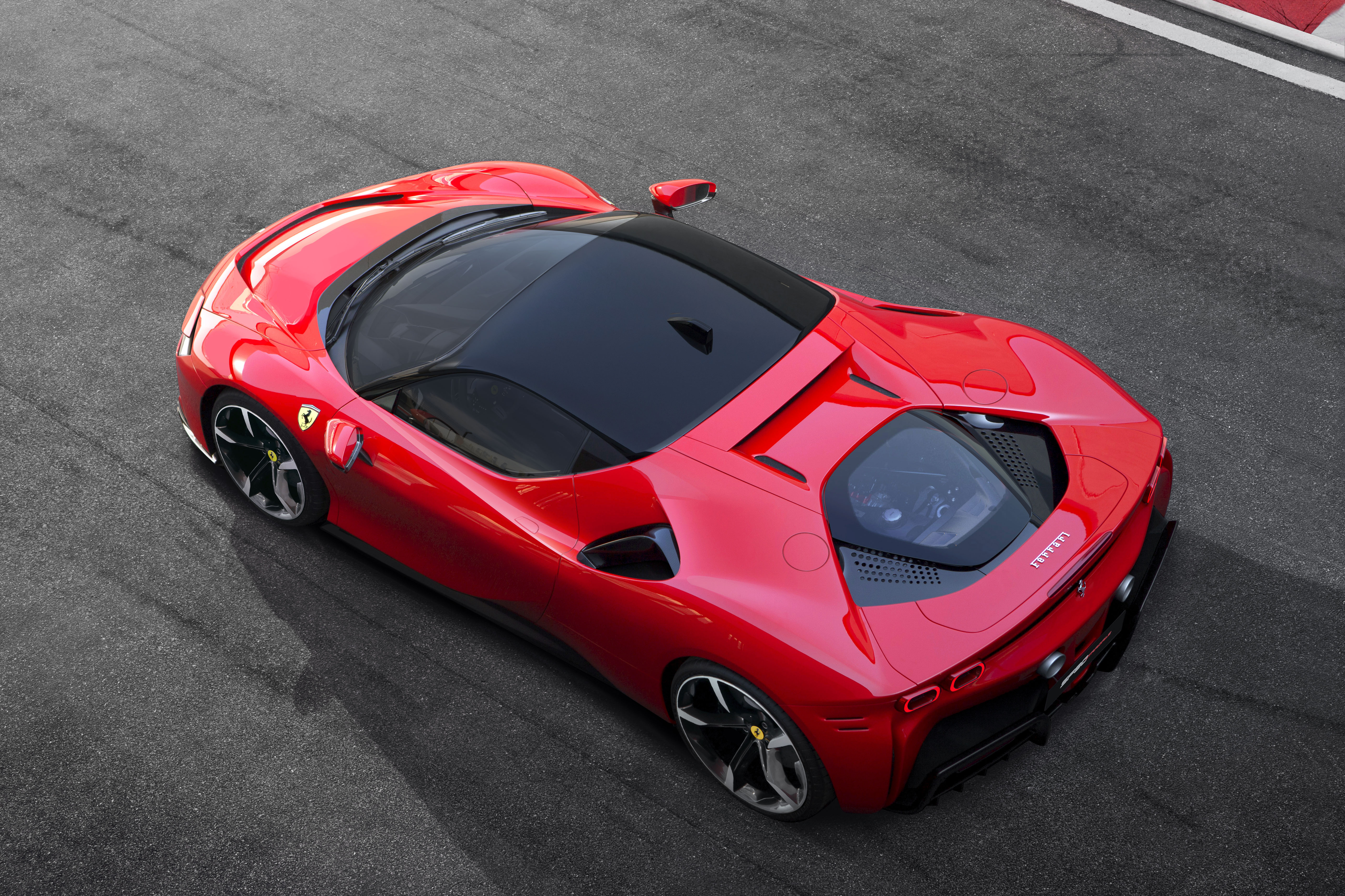Бесплатное фото Красная Ferrari SF90 Stradale 2019 года