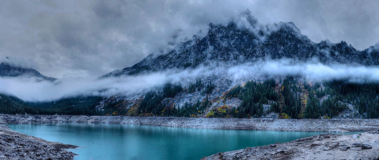 Бесплатное фото Дымка над озером морозным утром