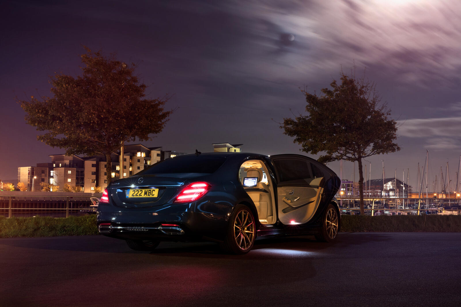 Бесплатное фото Mercedes S Class 2017 года в ночи