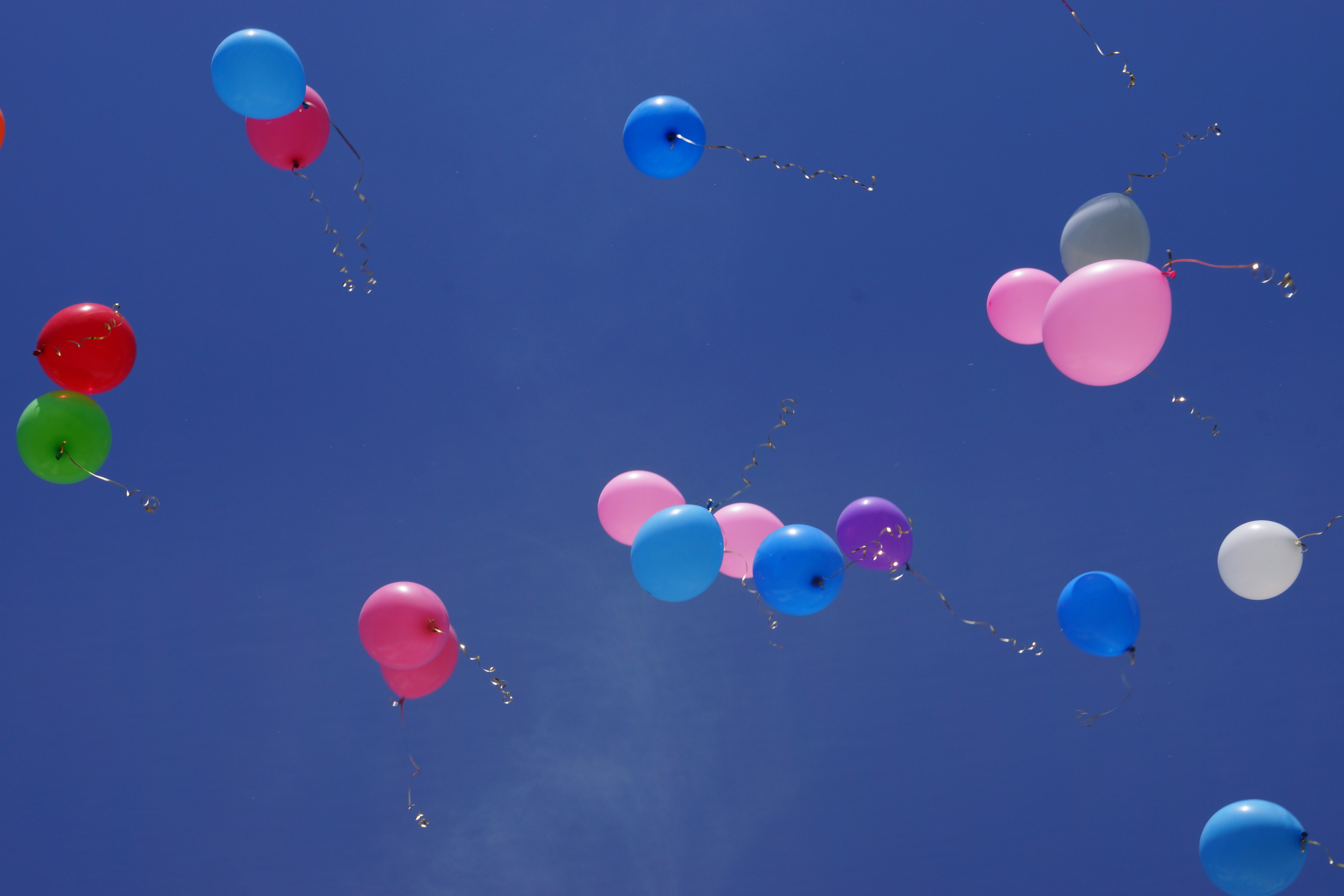 免费照片蓝天上的彩色气球