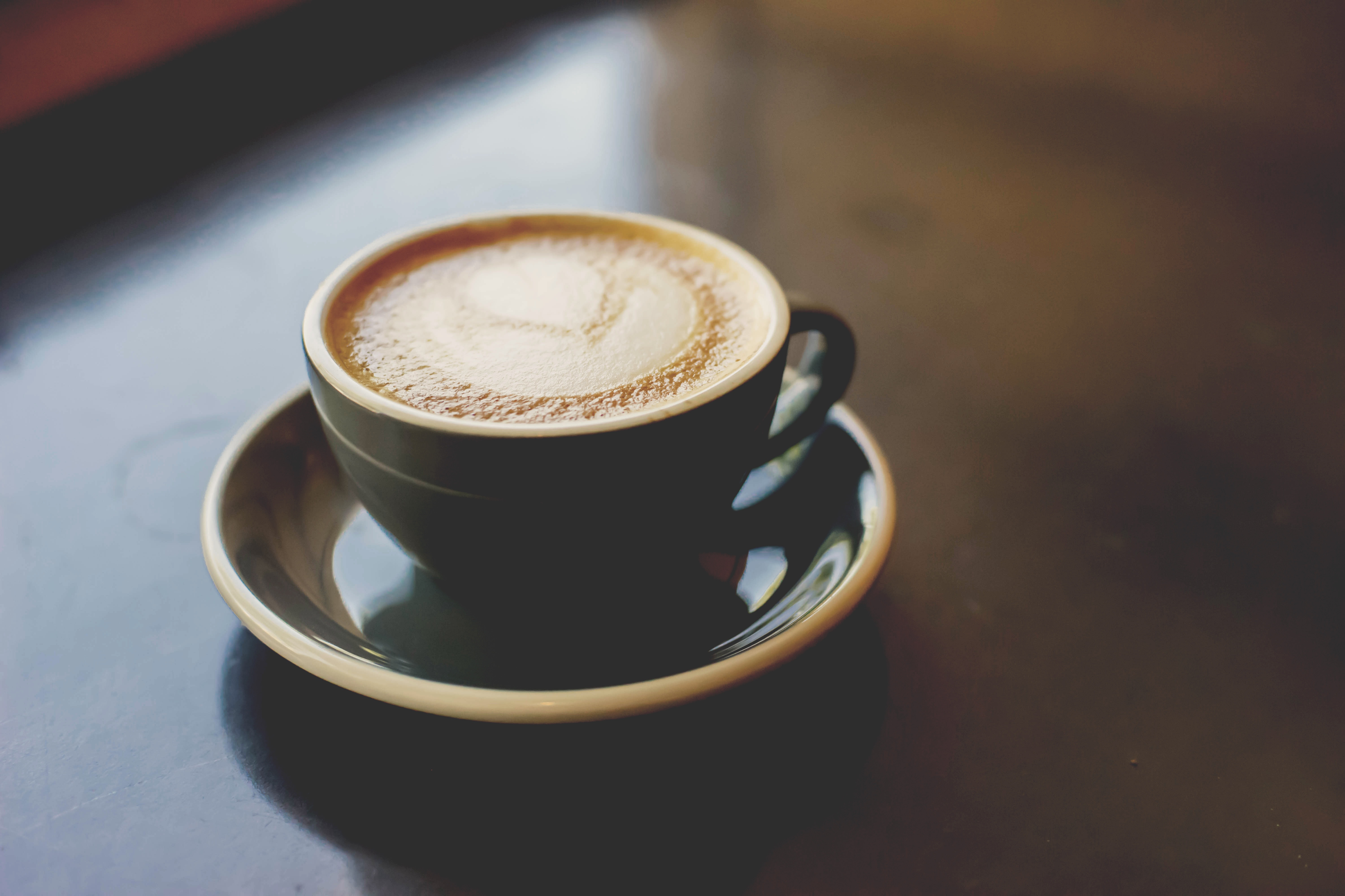 Бесплатное фото Утренняя чашечка капучино со сливками
