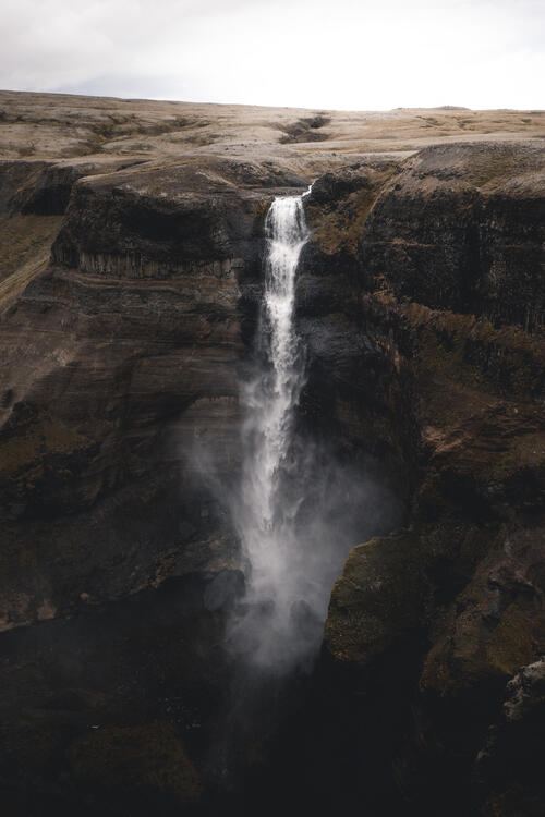 一条沿着悬崖的河流，峡谷中的瀑布。