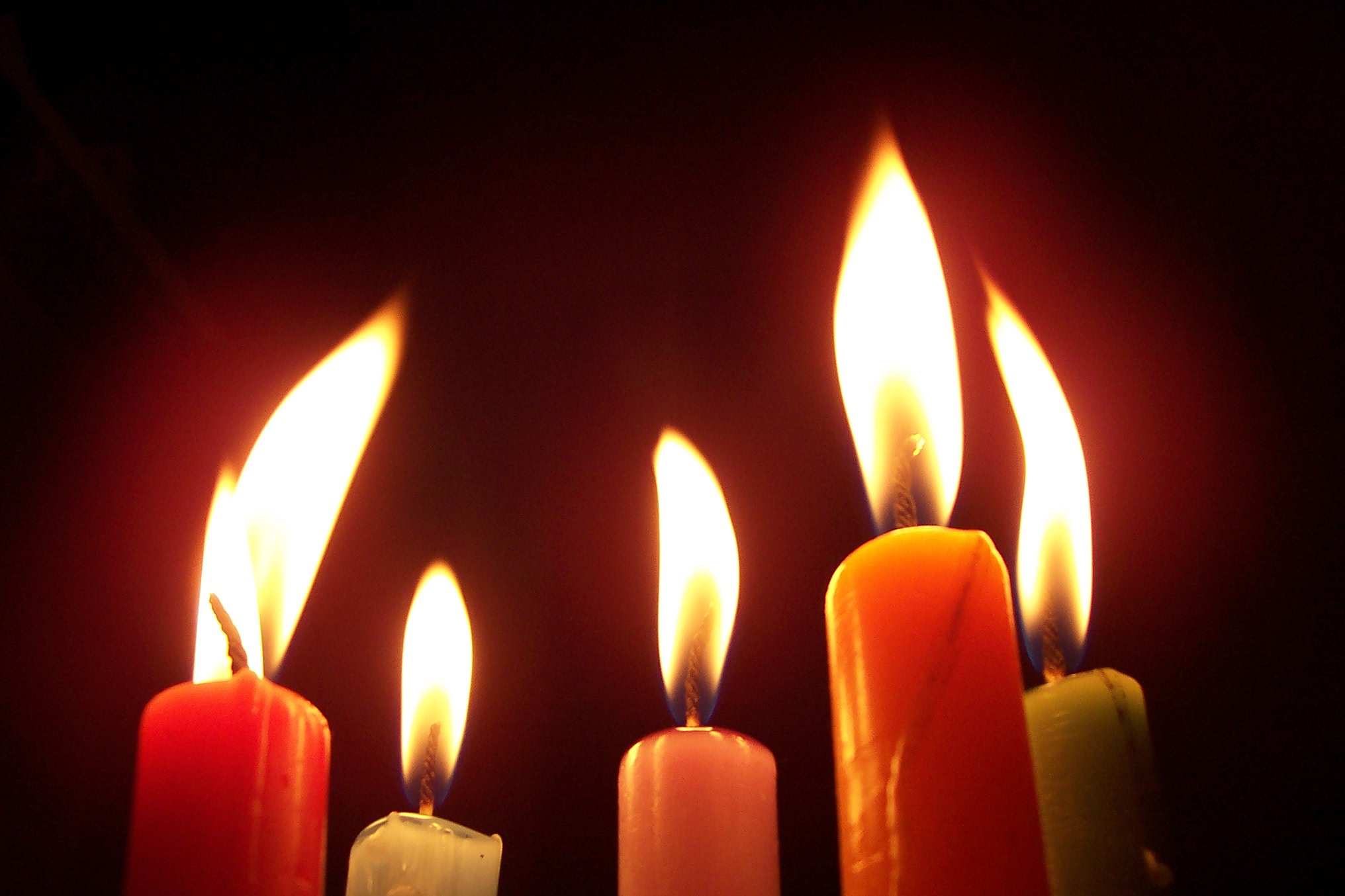 桌面上的壁纸蜡烛 抨击 火焰
