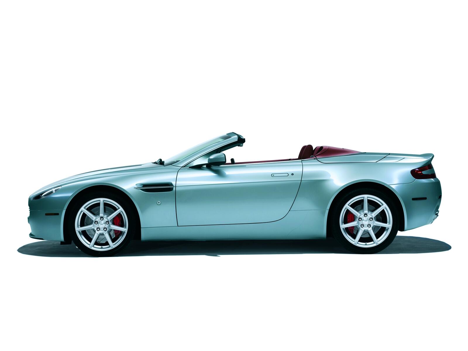 Бесплатное фото Aston martin v8 vantage 2005 вид сбоку