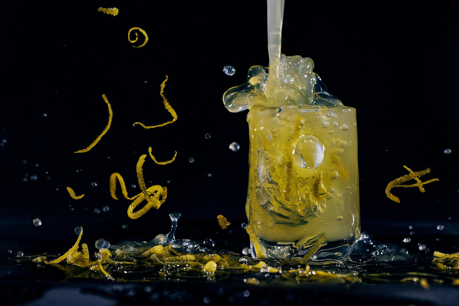 Бесплатное фото Вкусный лимонный лимонад в бокале