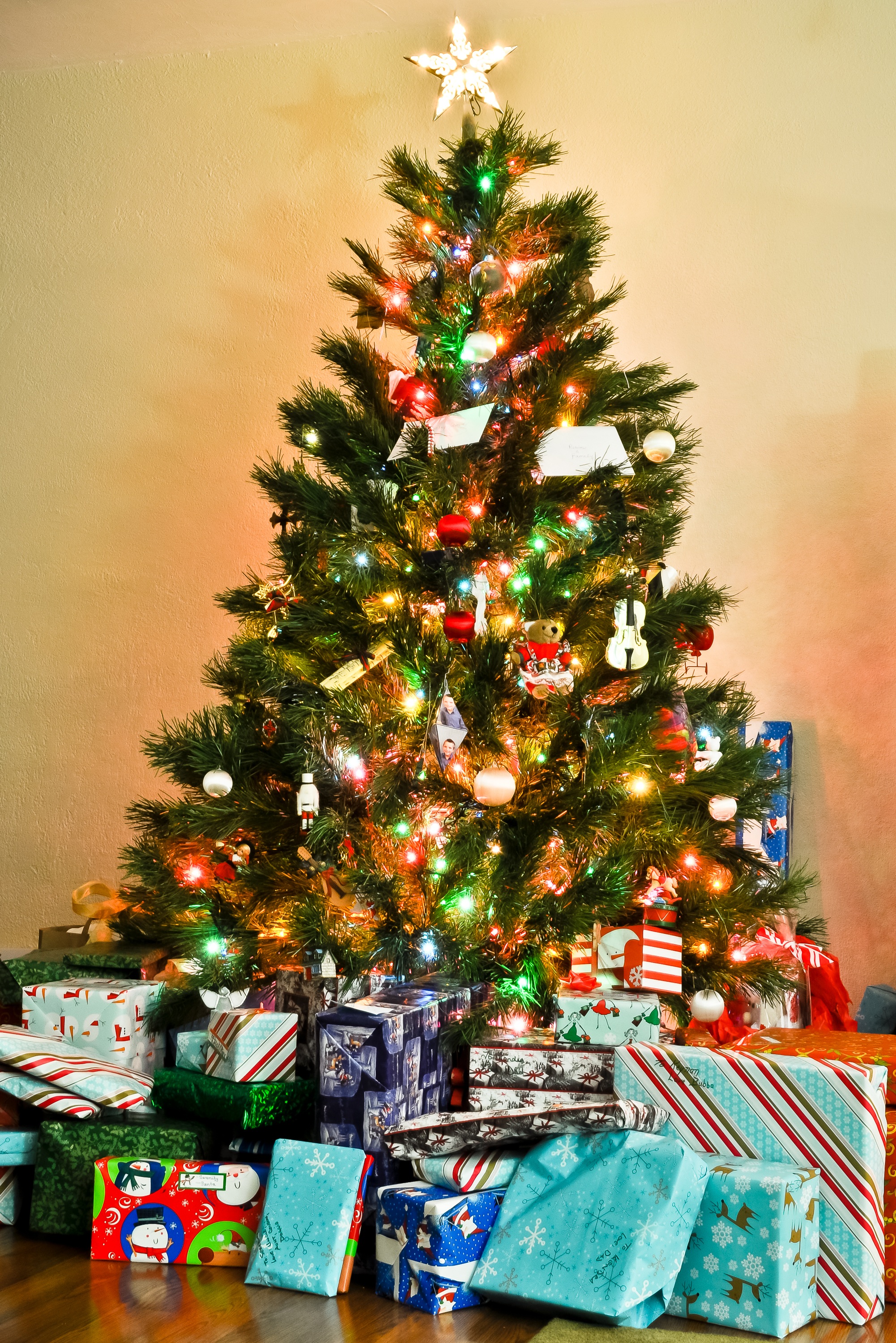 Бесплатное фото Новогодняя елка с большими подарками