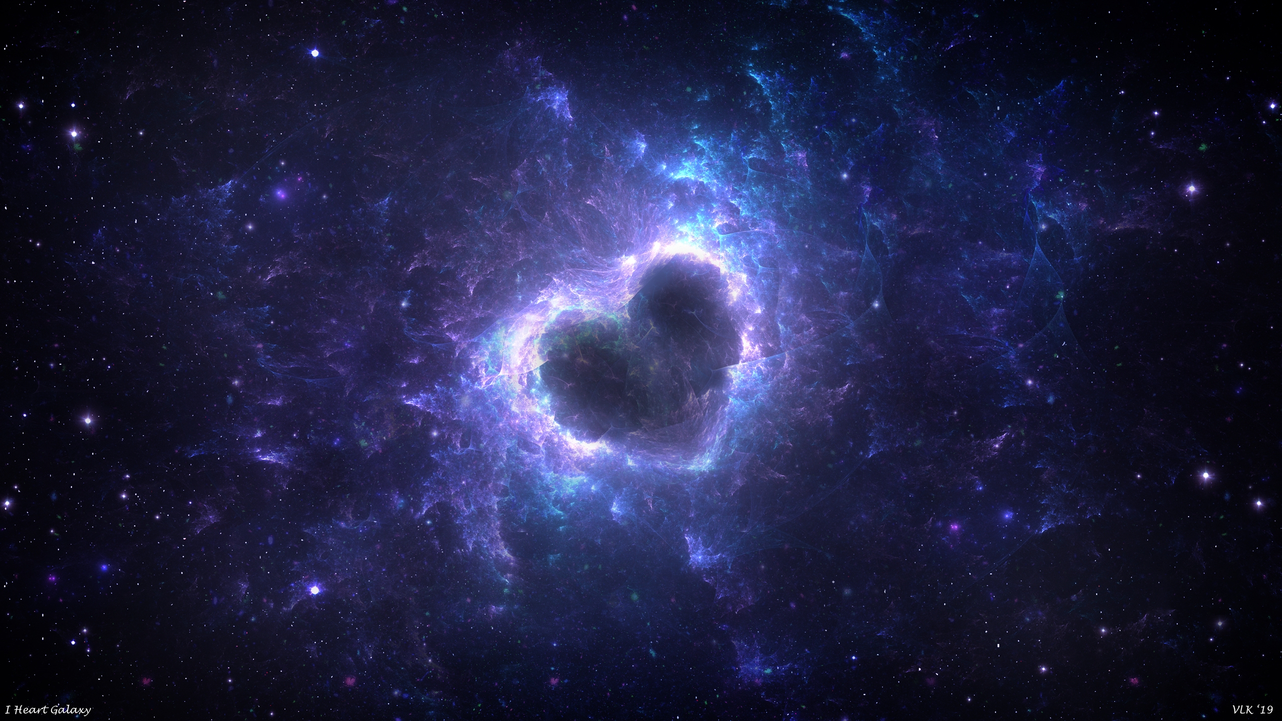 Космическая туманность в виде сердца фиолетового цвета