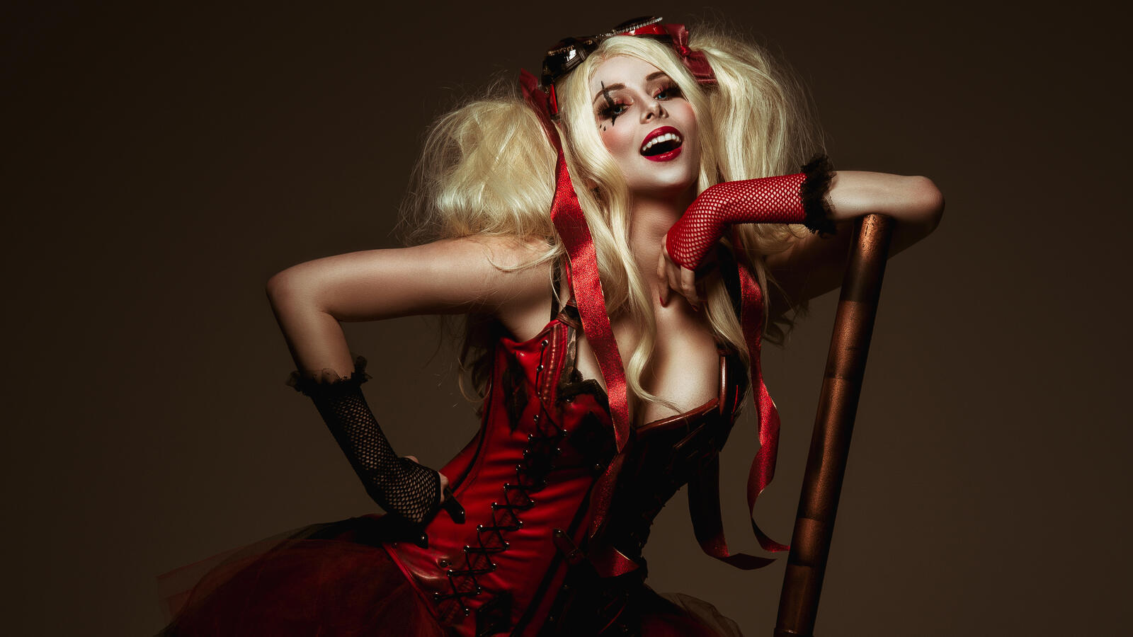 Free photo Harley Quinn in a red dress