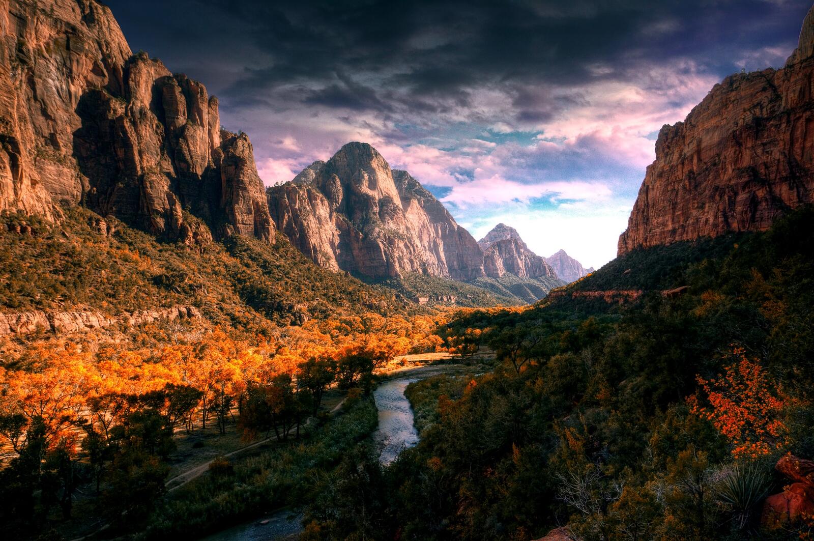 Бесплатное фото Ущелье в скалистой местности с рекой