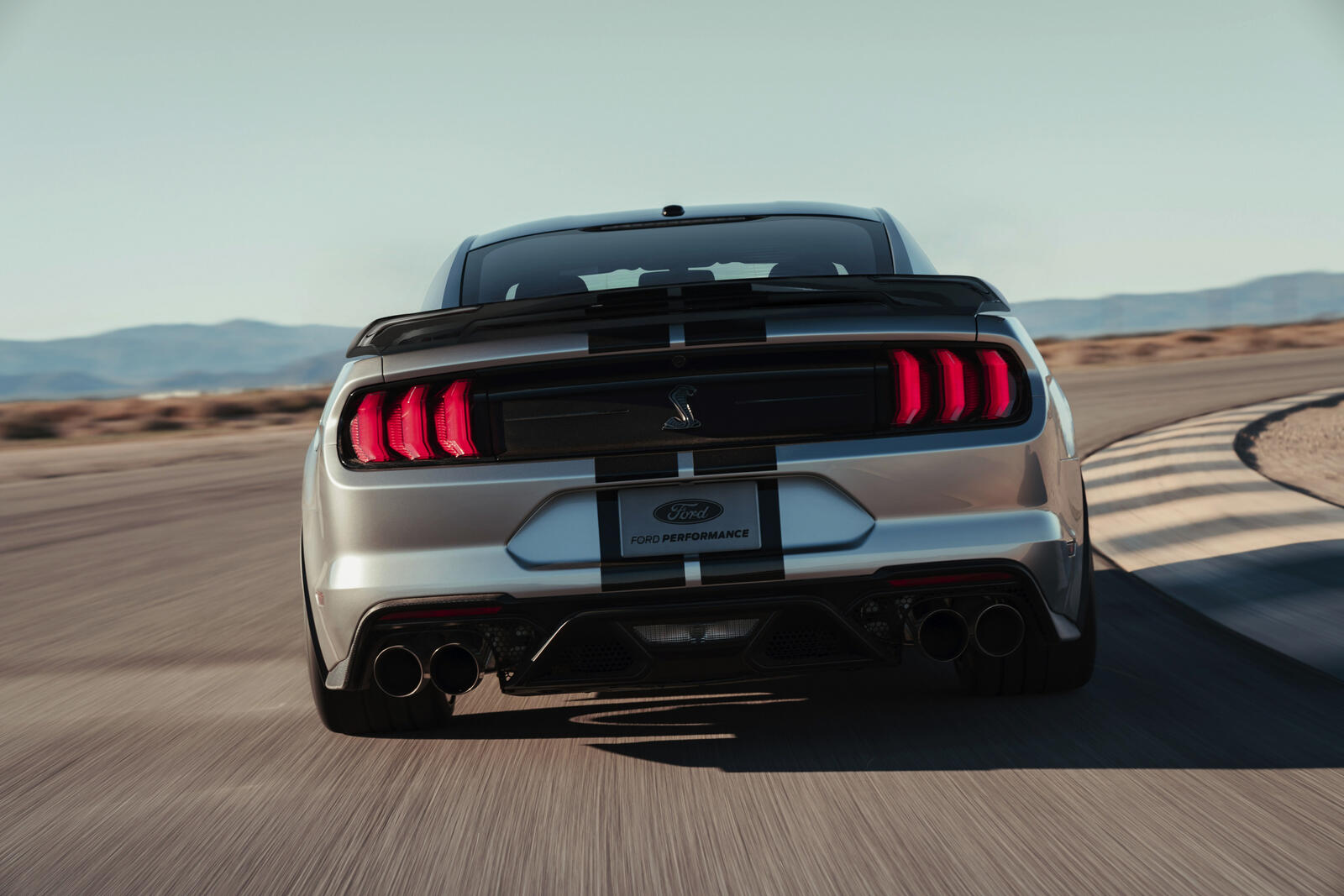 Free photo Ford mustang shelby gt500 rear view