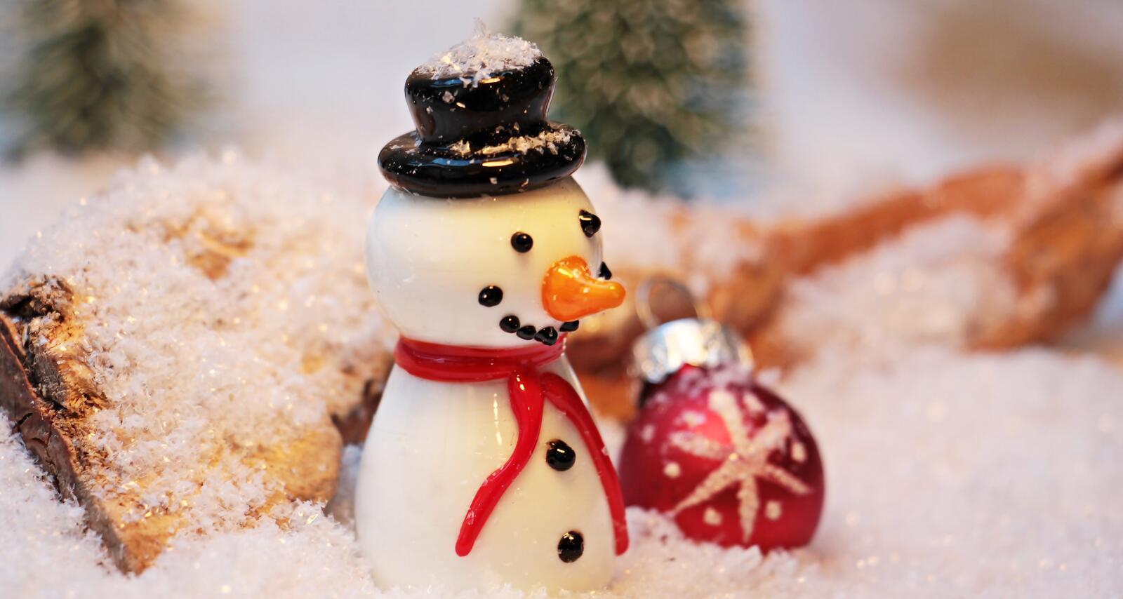 Бесплатное фото Фарфоровый снеговик в искусственном снегу