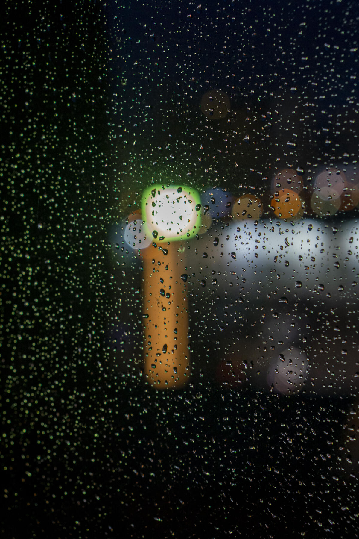 Ночной дождь на стекле окна