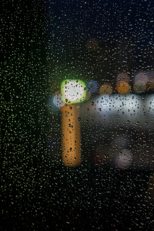 Ночной дождь на стекле окна