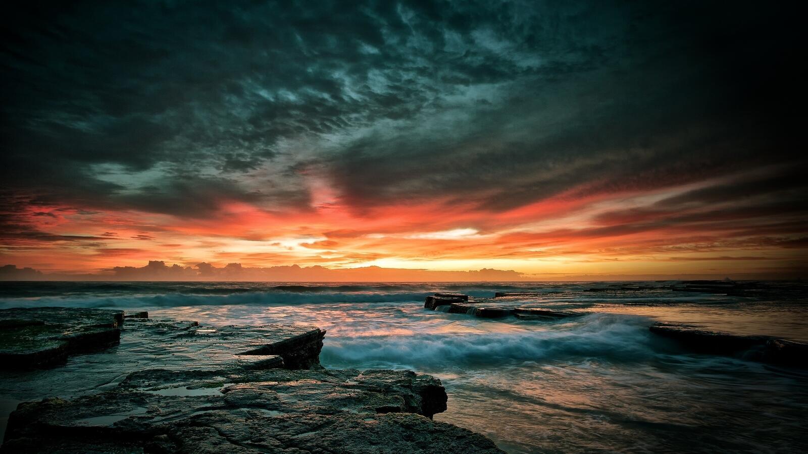 Бесплатное фото Потрясающий закат на скалистом берегу моря