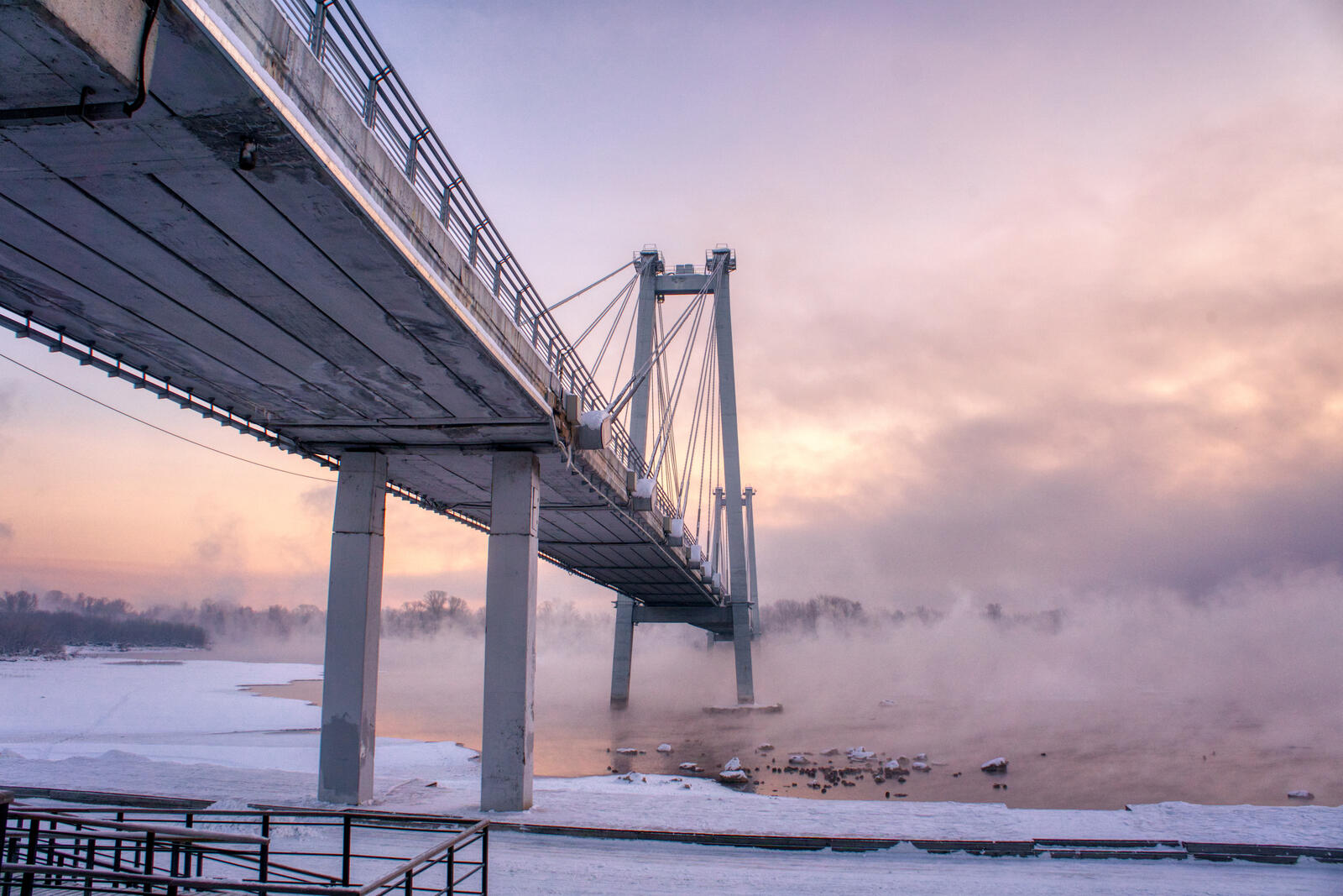 Бесплатное фото Морозное утро с туманом над Енисеем в центре Красноярска