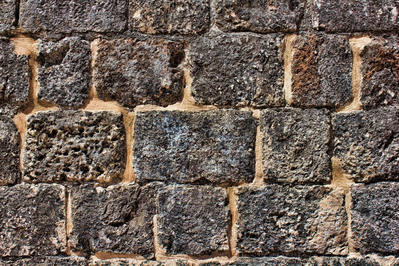 Бесплатное фото Каменная стена равномерно уложенная прямоугольными блоками