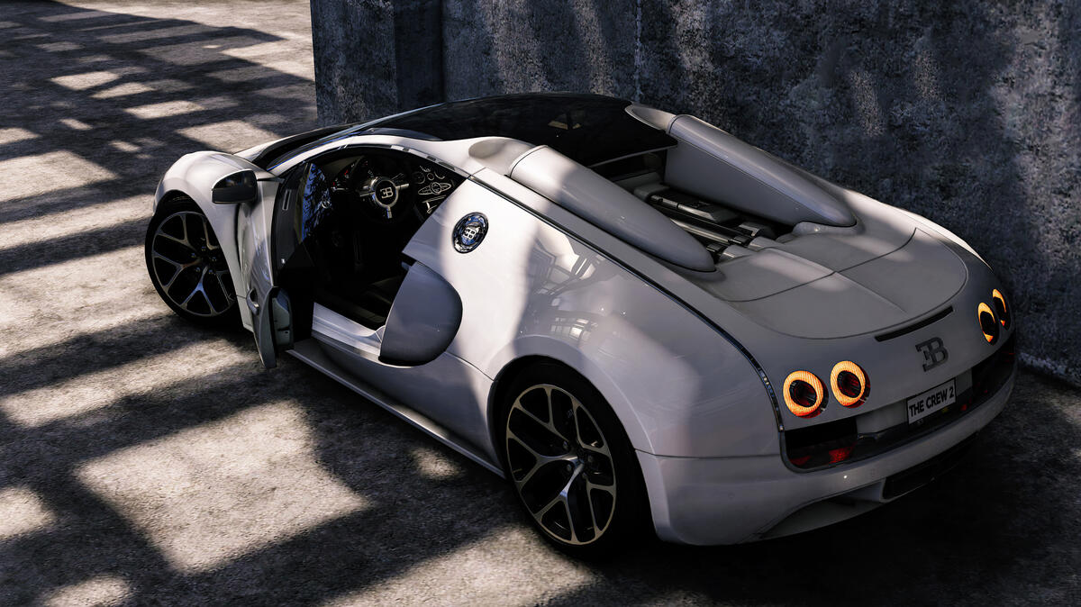Белая Bugatti Veyron вид сзади с включенными габаритами