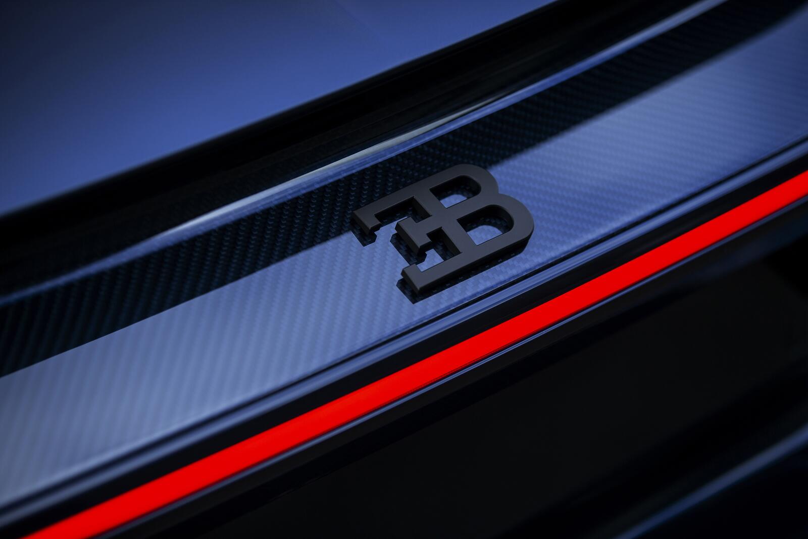 Бесплатное фото Логотип Bugatti на задней части автомобиля