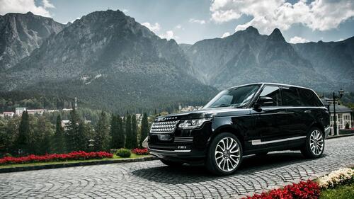 Черный Range Rover на фоне гор