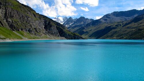 Большое озеро в горах с голубой водой