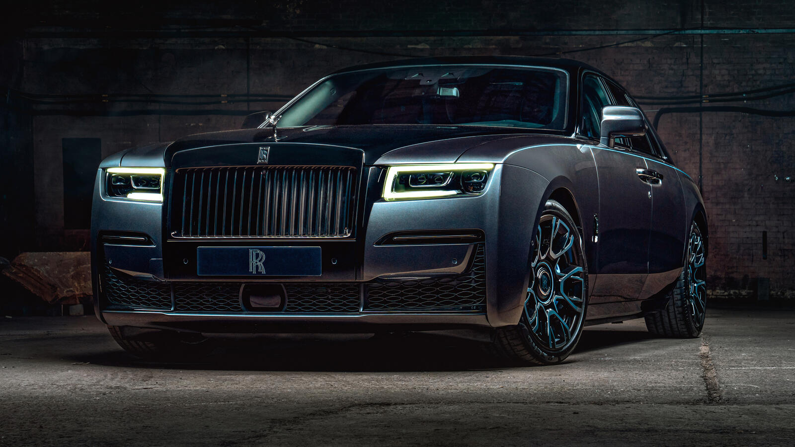 Free photo Rolls Royce Ghost Black Badge 2021 in a brick garage