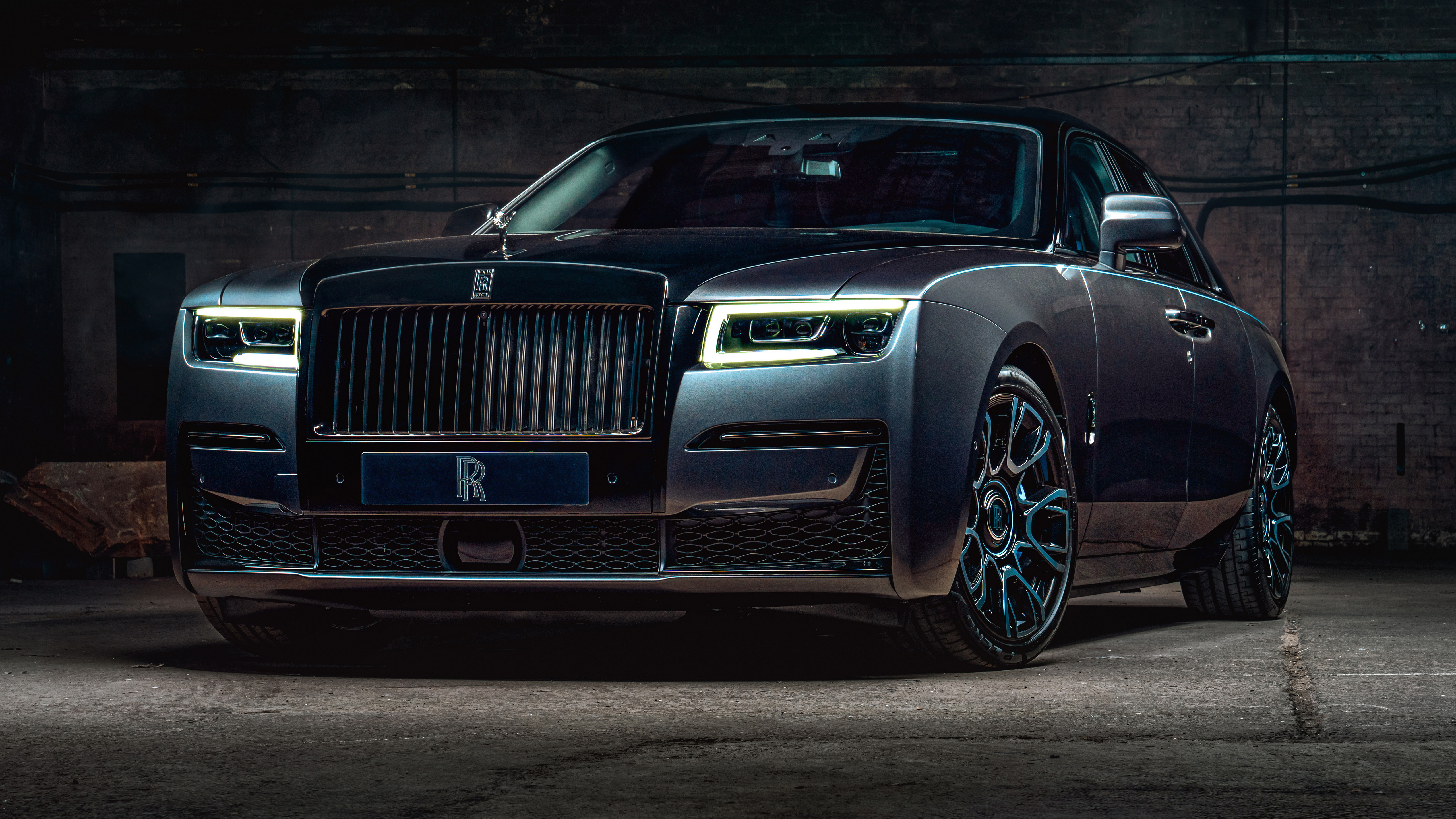 Rolls Royce Ghost Black Badge 2021 года в кирпичном гараже