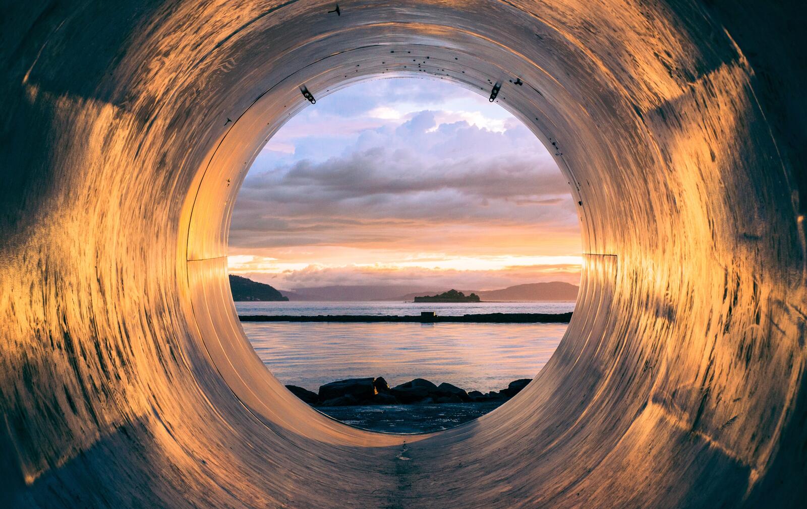 Бесплатное фото Взгляд на побережье моря из сливной трубы