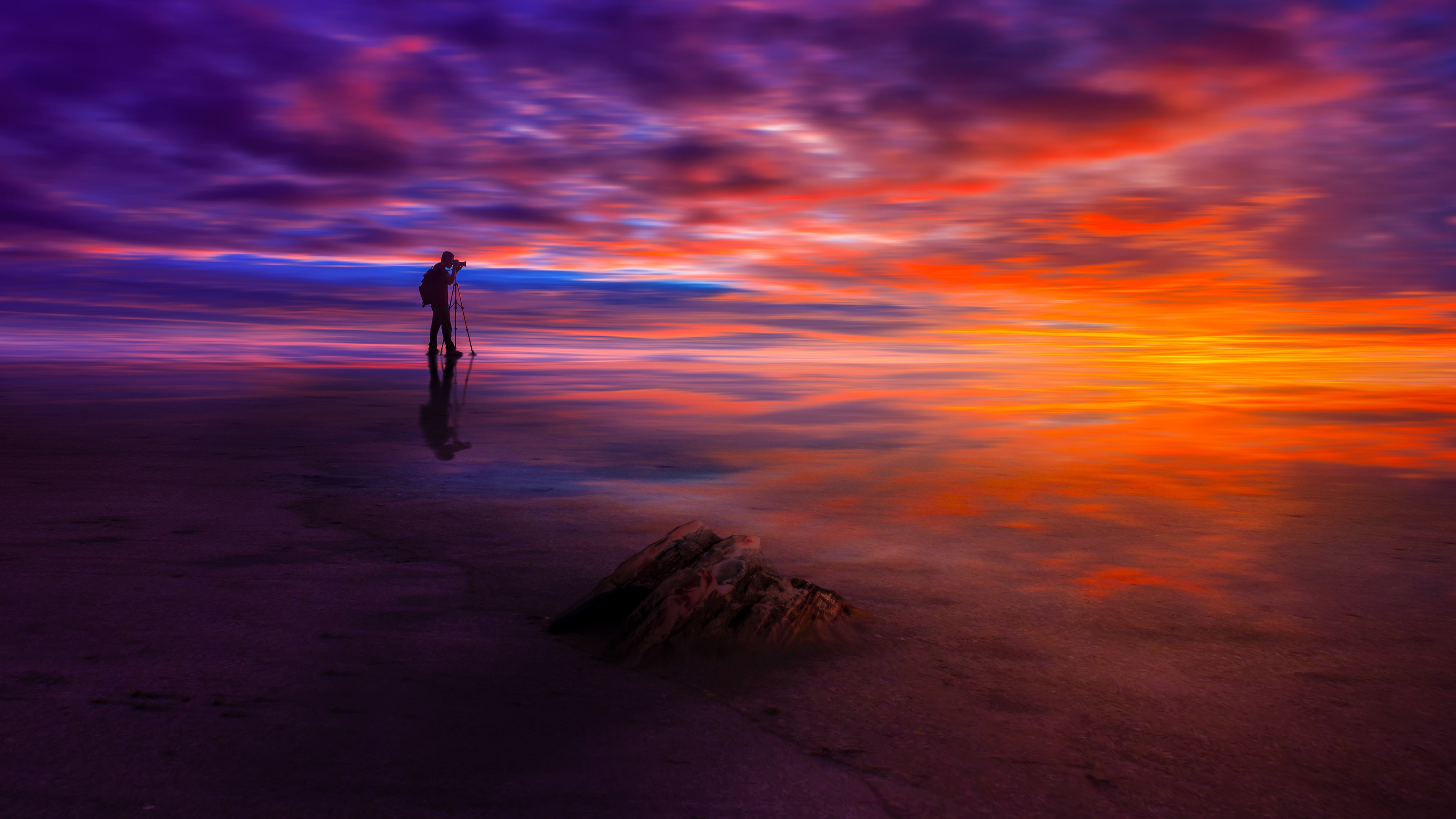 Бесплатное фото Фотограф снимающий красивый закат