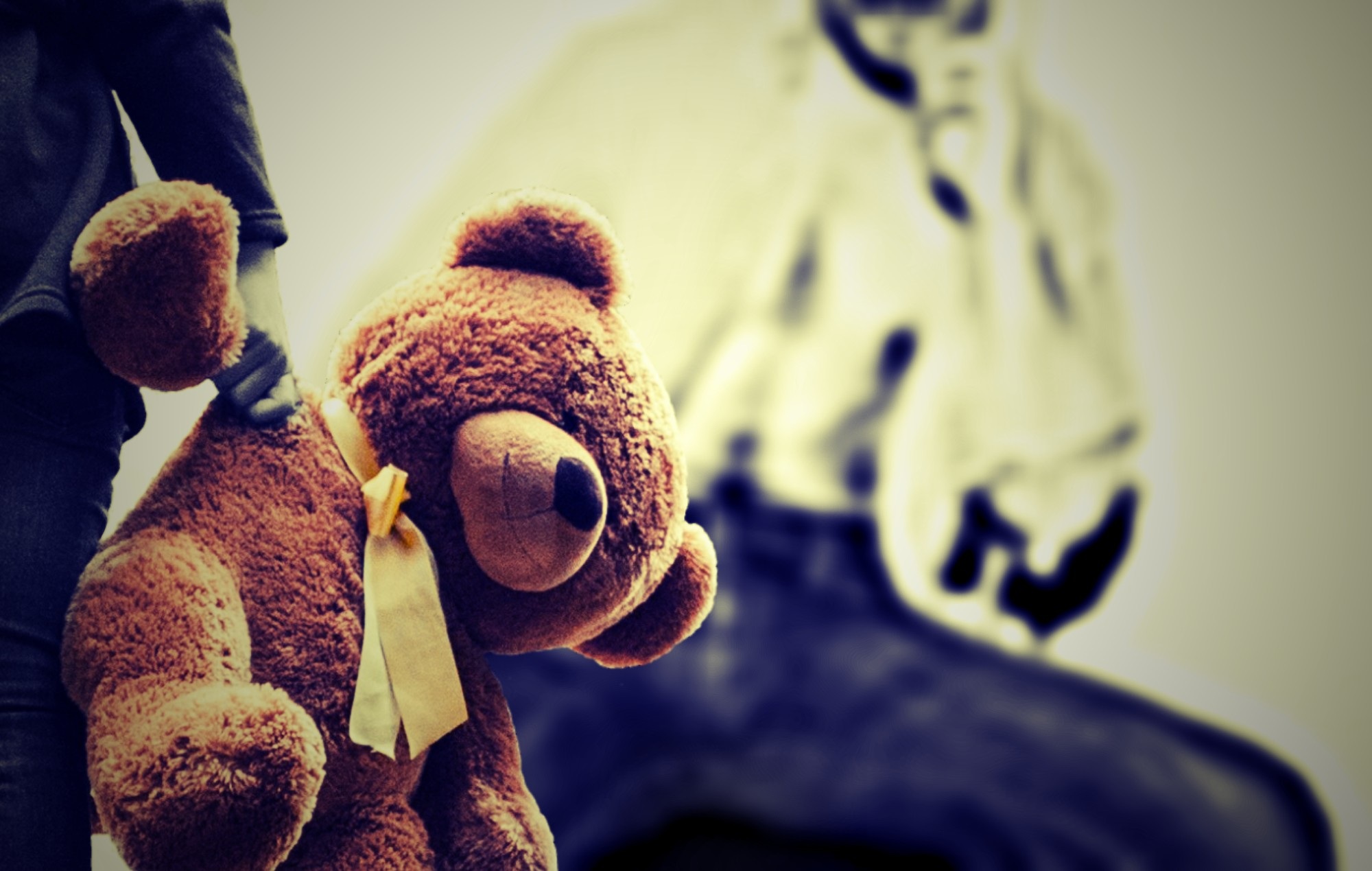 免费照片一个抱着泰迪熊的孩子。