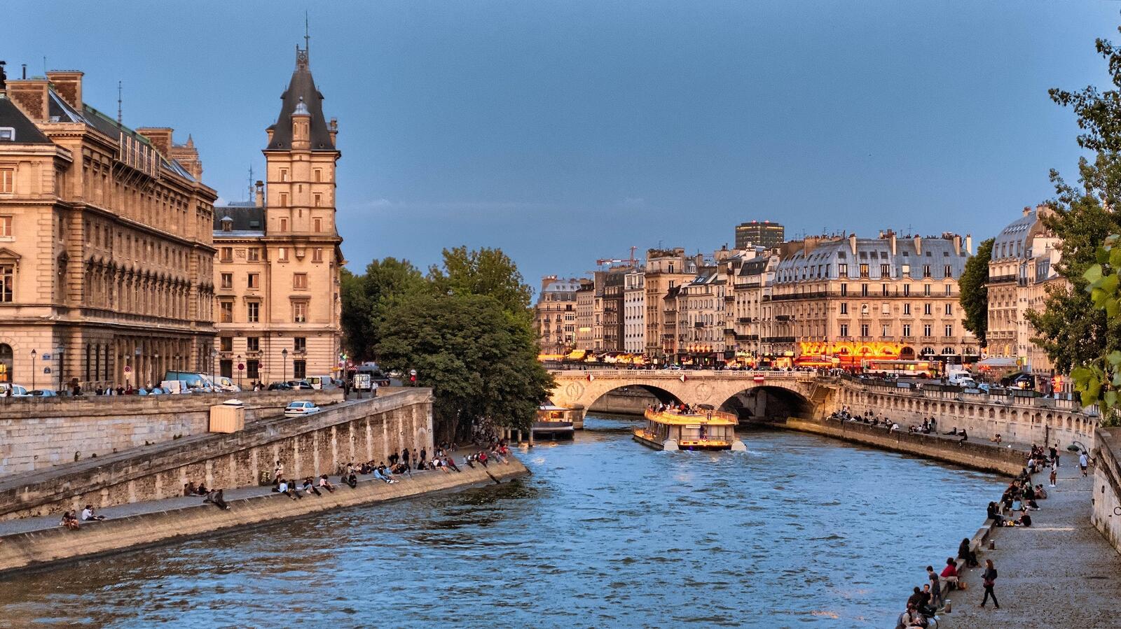 Бесплатное фото Прогулка по водоканалу в Париже