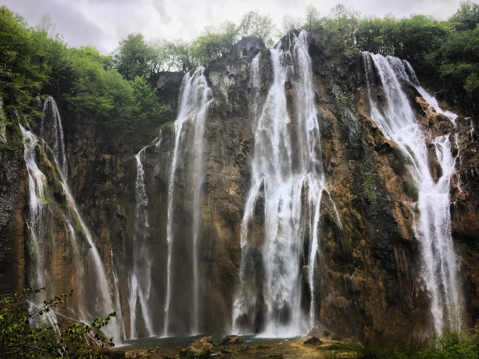 Бесплатное фото Прекрасный дикий водопад