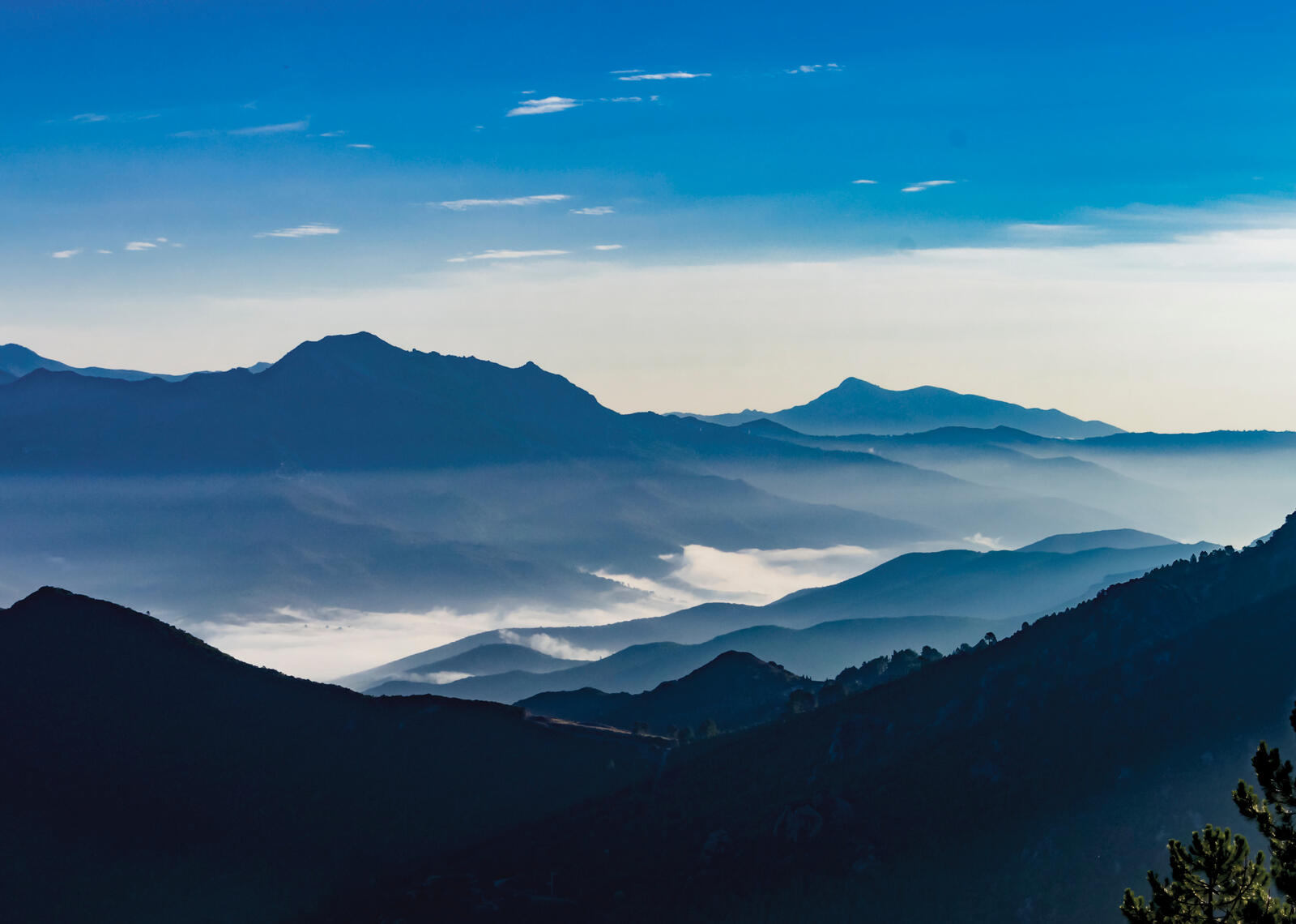 免费照片阿尔卑斯山山脉上的蓝色蓝天