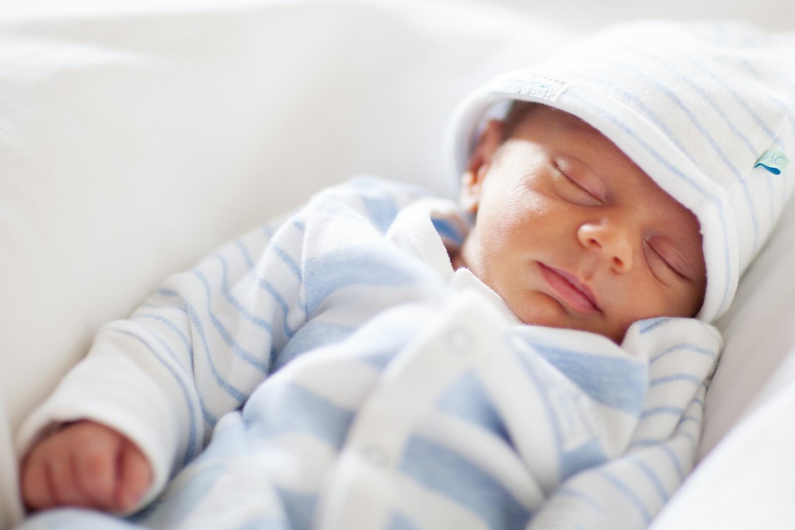 Бесплатное фото Новорожденный малыш спит