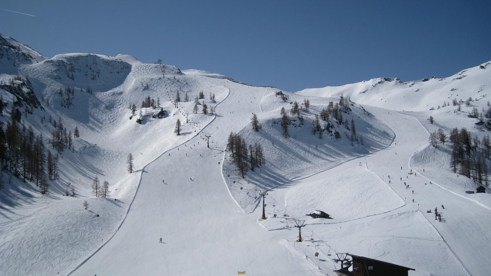 免费照片滑雪场的鸟瞰图