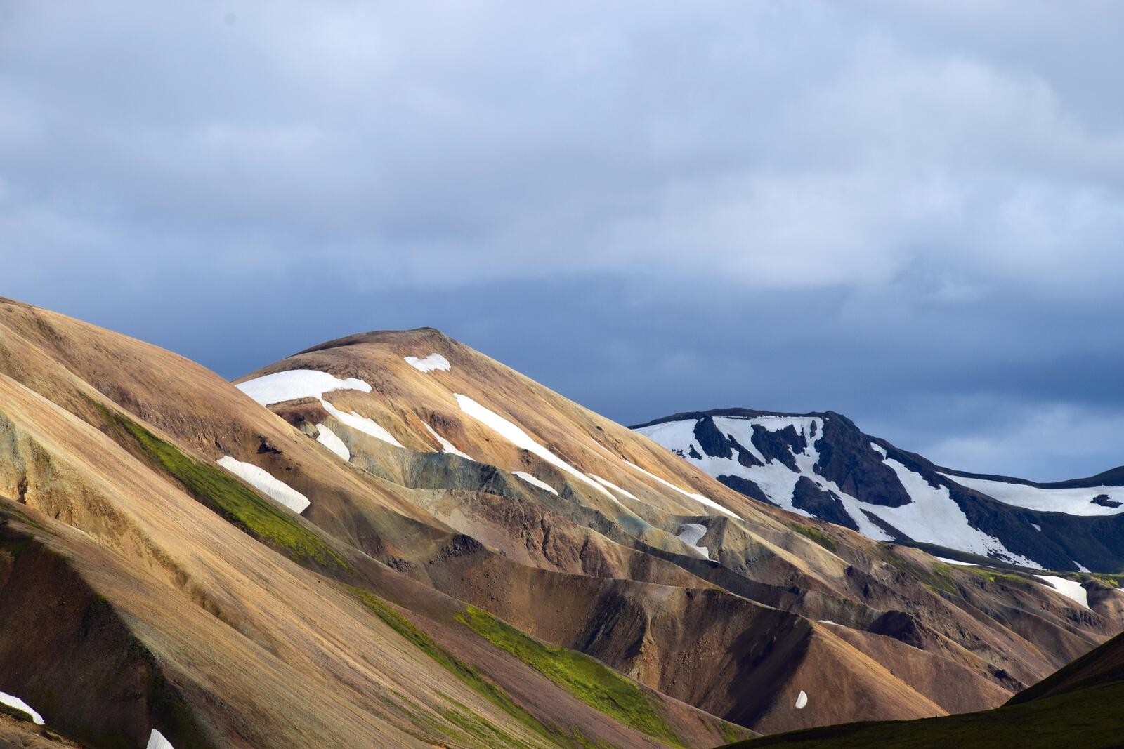 Free photo Mountainous terrain with snow on the peaks