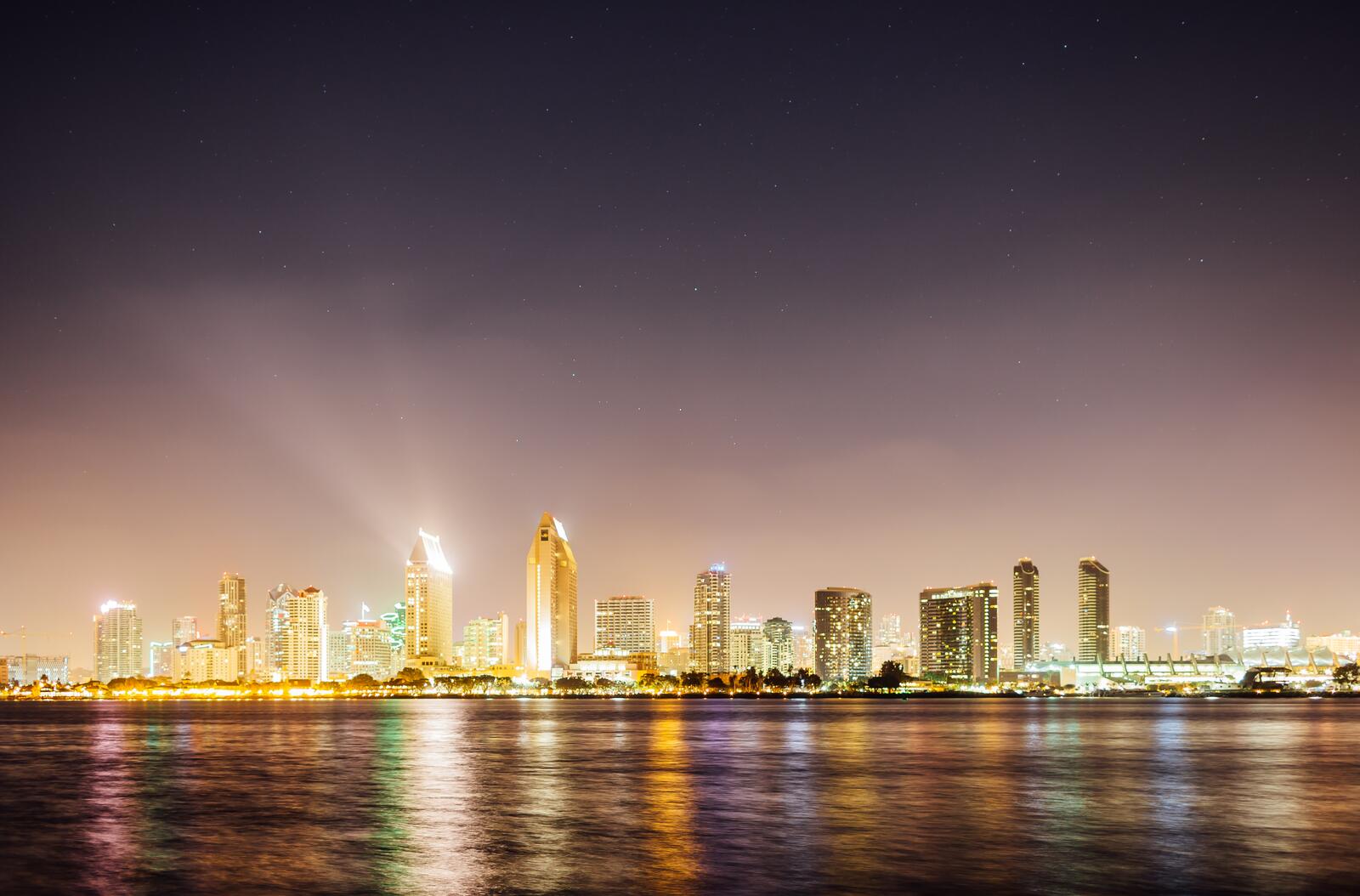 Бесплатное фото Ночной город у побережья моря