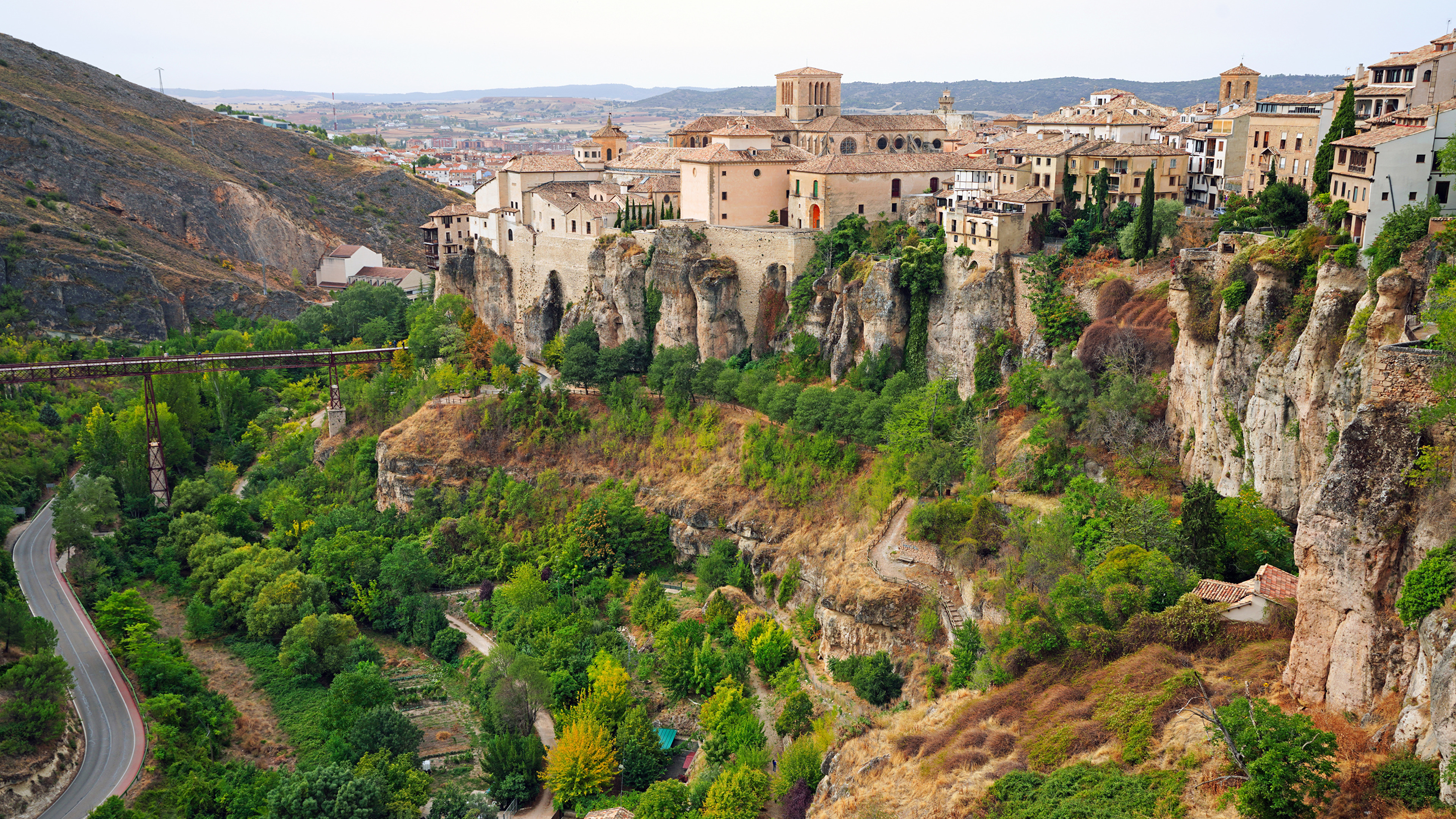 Бесплатное фото Испанский город построенный на обрыве скалы