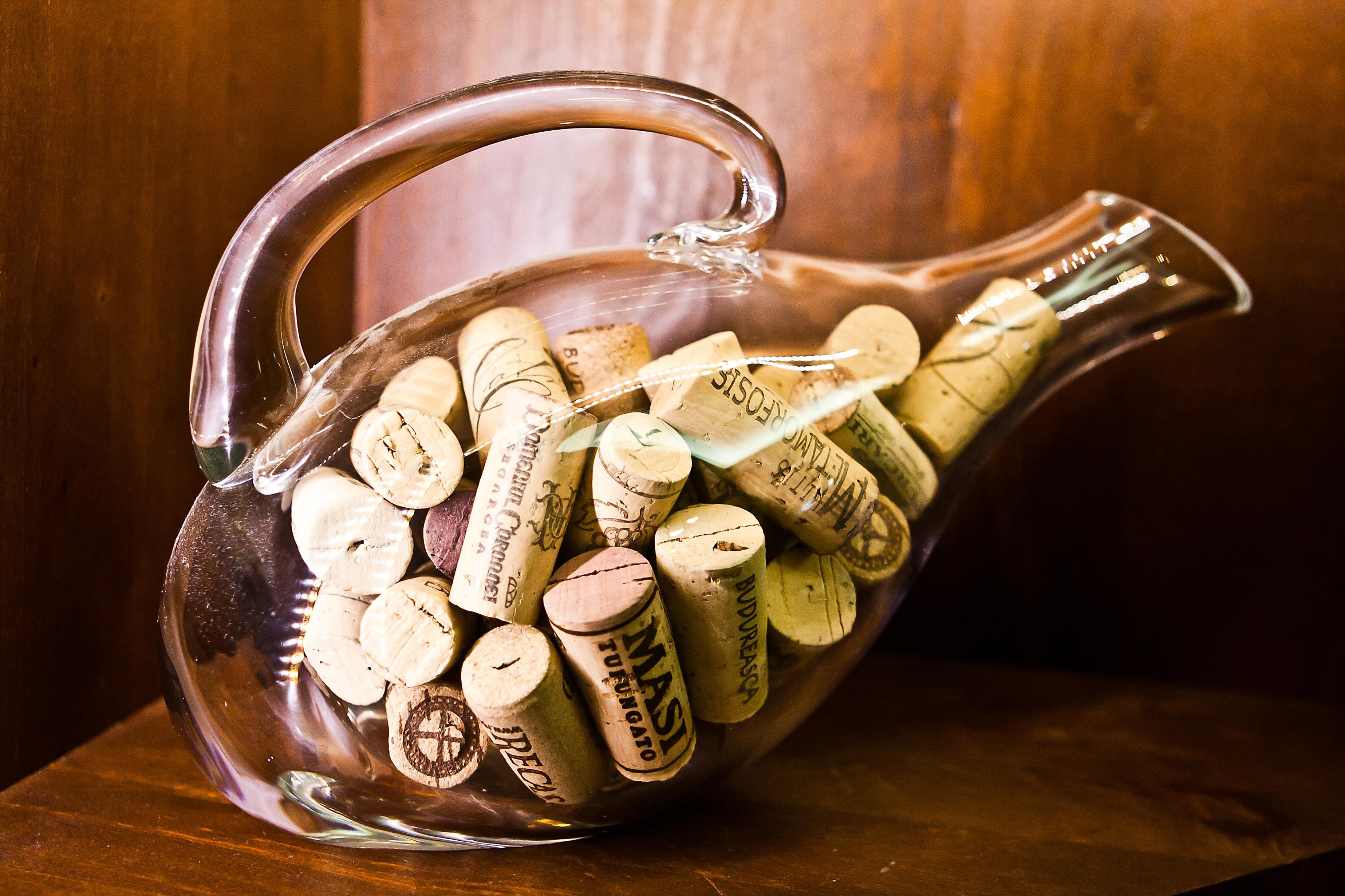 Free photo A clear decanter filled with wine corks.