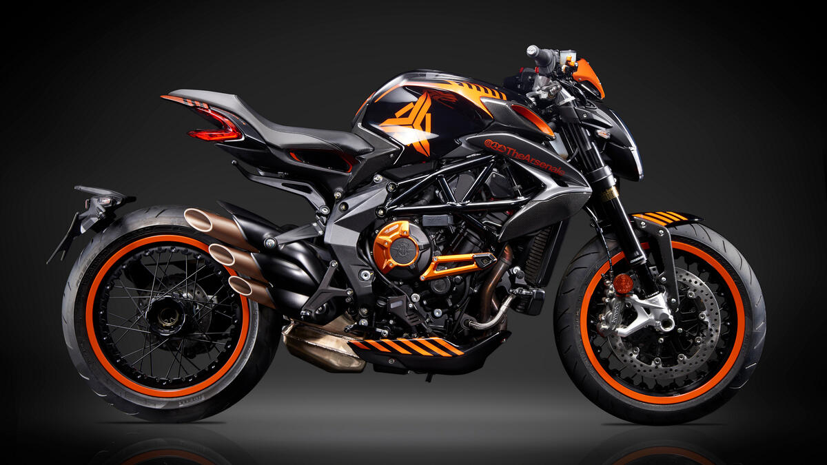 Нестандартный мотоцикл MV Agusta Dragster 800 RR черно-оранжевого цвета