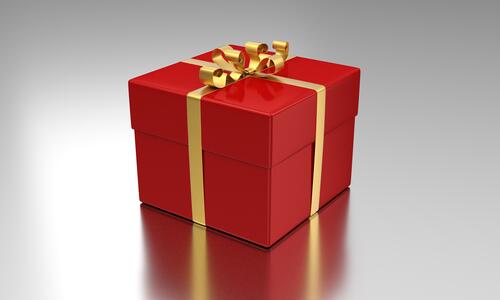 Красная коробка с подарками