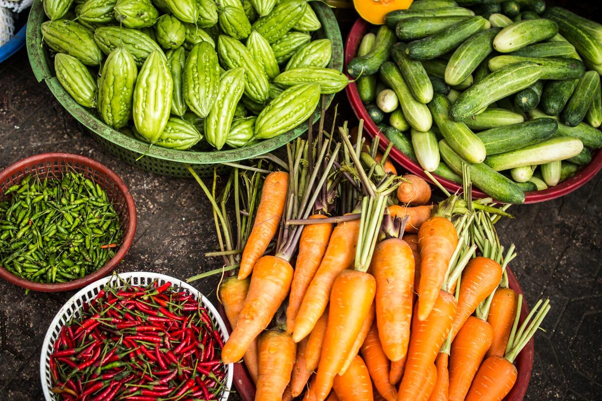 Здоровая вегетарианская пище из огурца с морковкой и перцем