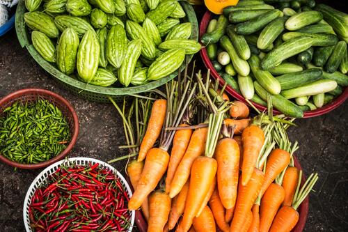 Здоровая вегетарианская пище из огурца с морковкой и перцем