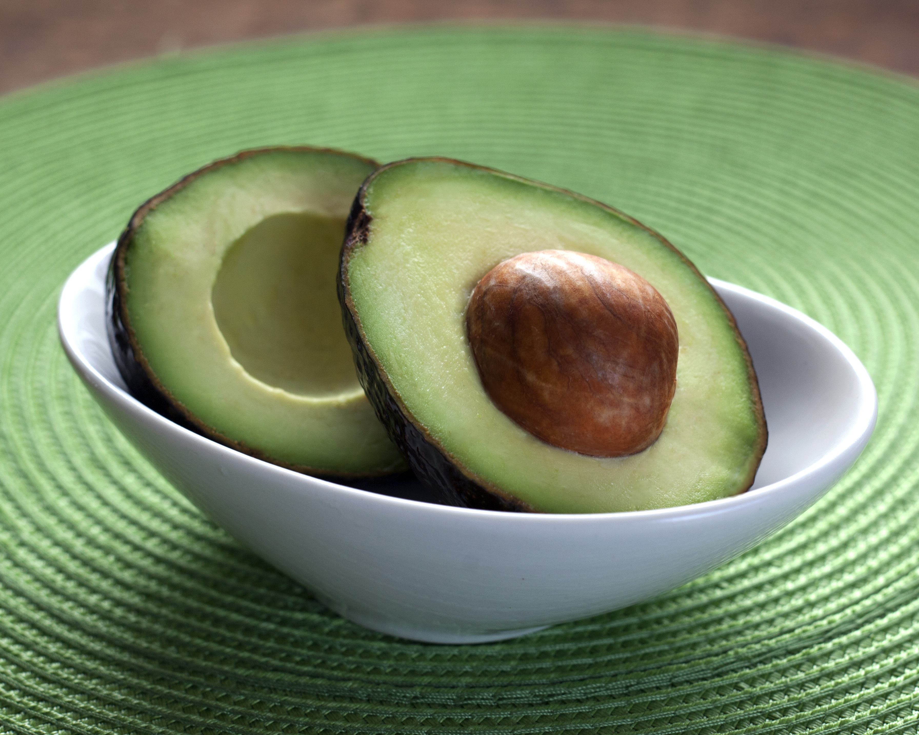 Бесплатное фото Обои с изображением авокадо в разрезе